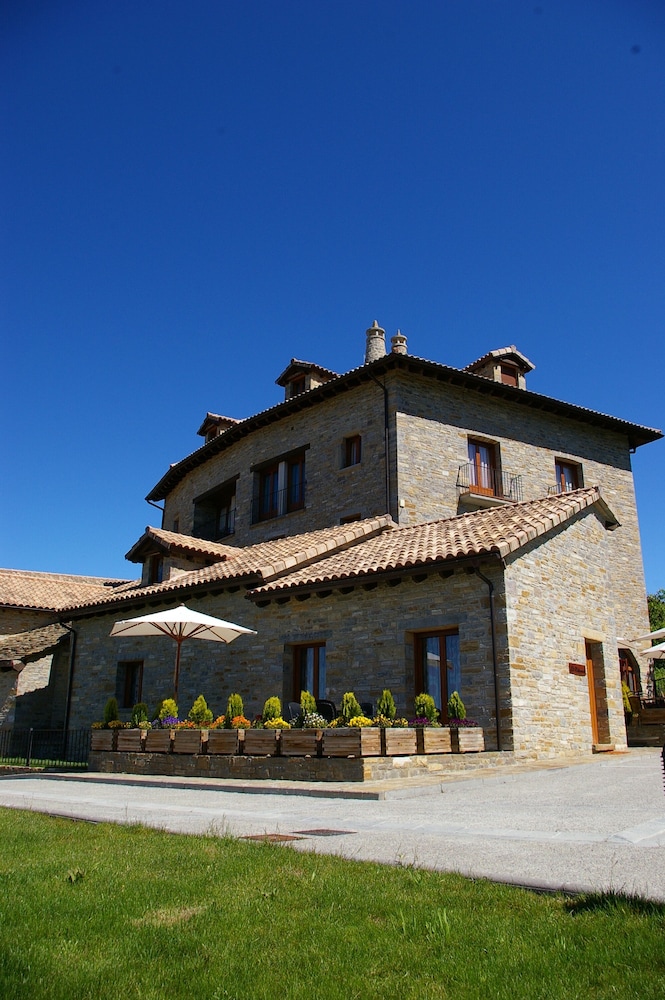 Casas Pirineo Aínsa: Historic Palace & Garden
