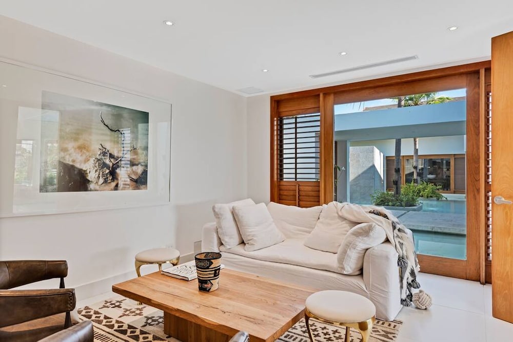 Modern Oasis Stunning Views of Golf Course River