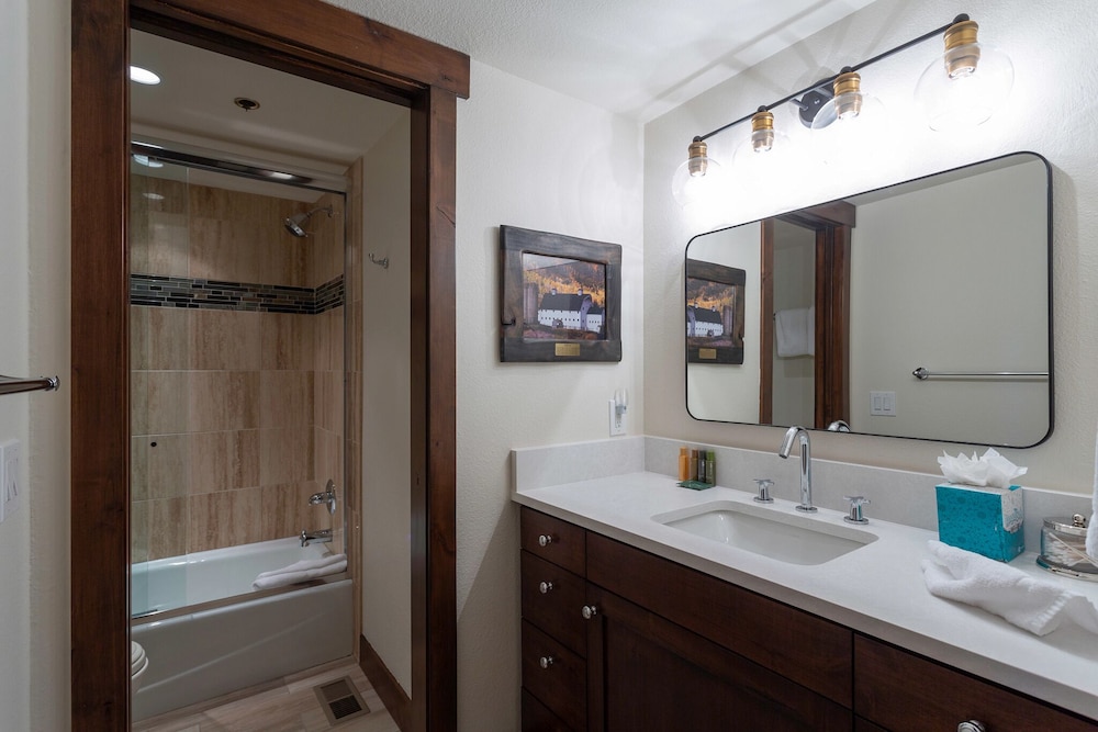 Ridgepoint at Deer Valley Resort - Three Bedroom Condo with Hot Tub #126 3 Condo