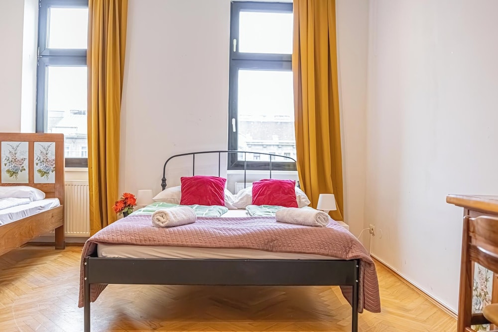 Cozy 4BR Apt Garden Close to Danube