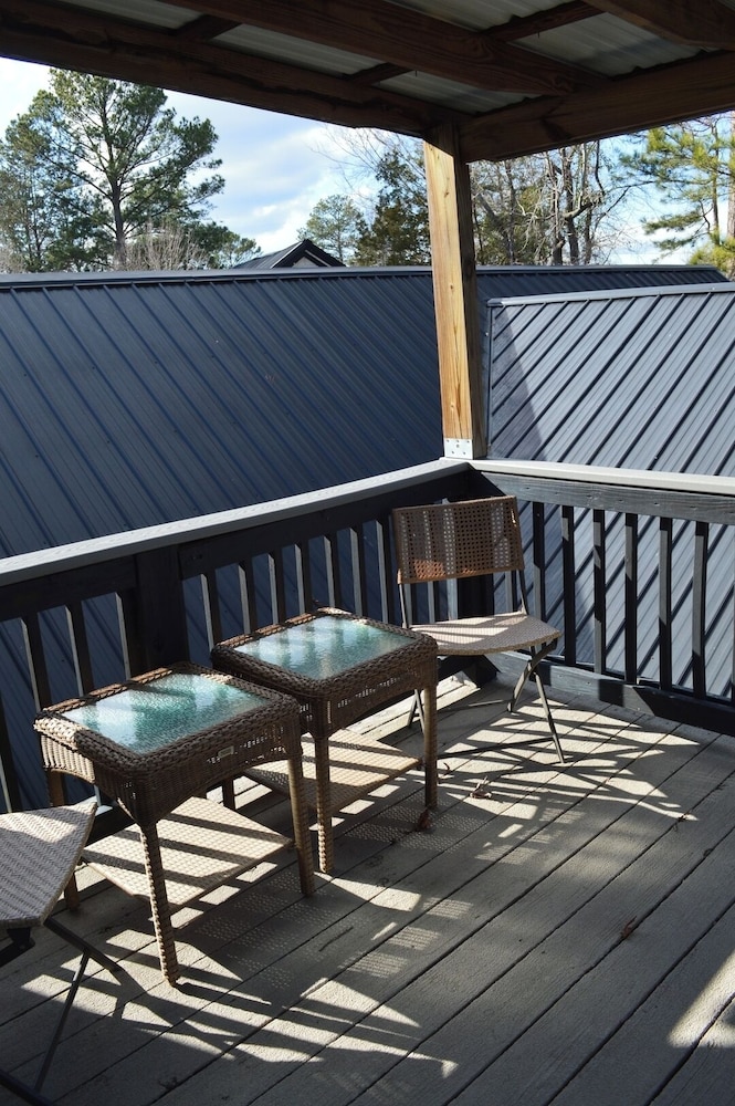 5 BR House Lake Retreat w/ Hot Tub, Sleeps 12