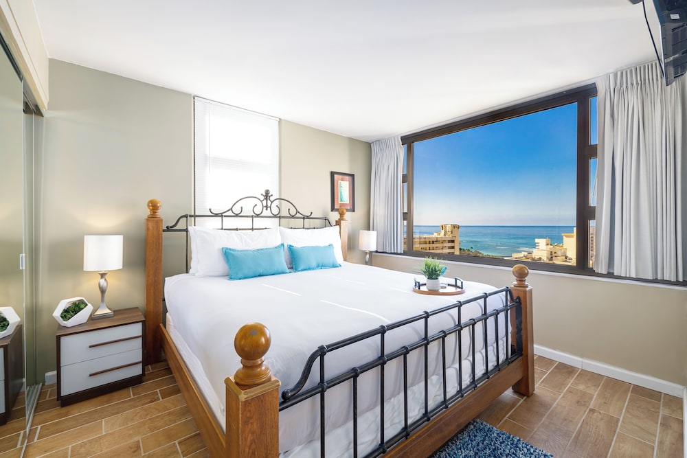 High Floor Ocean View Condo (King Bed and Parking): hotel room photo