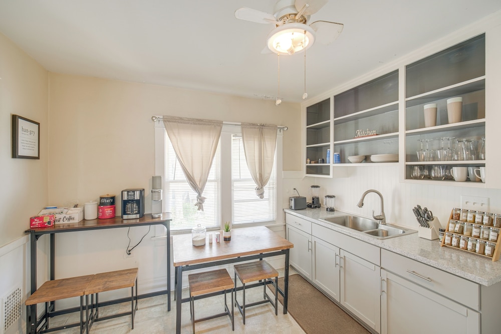 2 Mi to Zoo: Charming Apt w/ Balcony in Cleveland