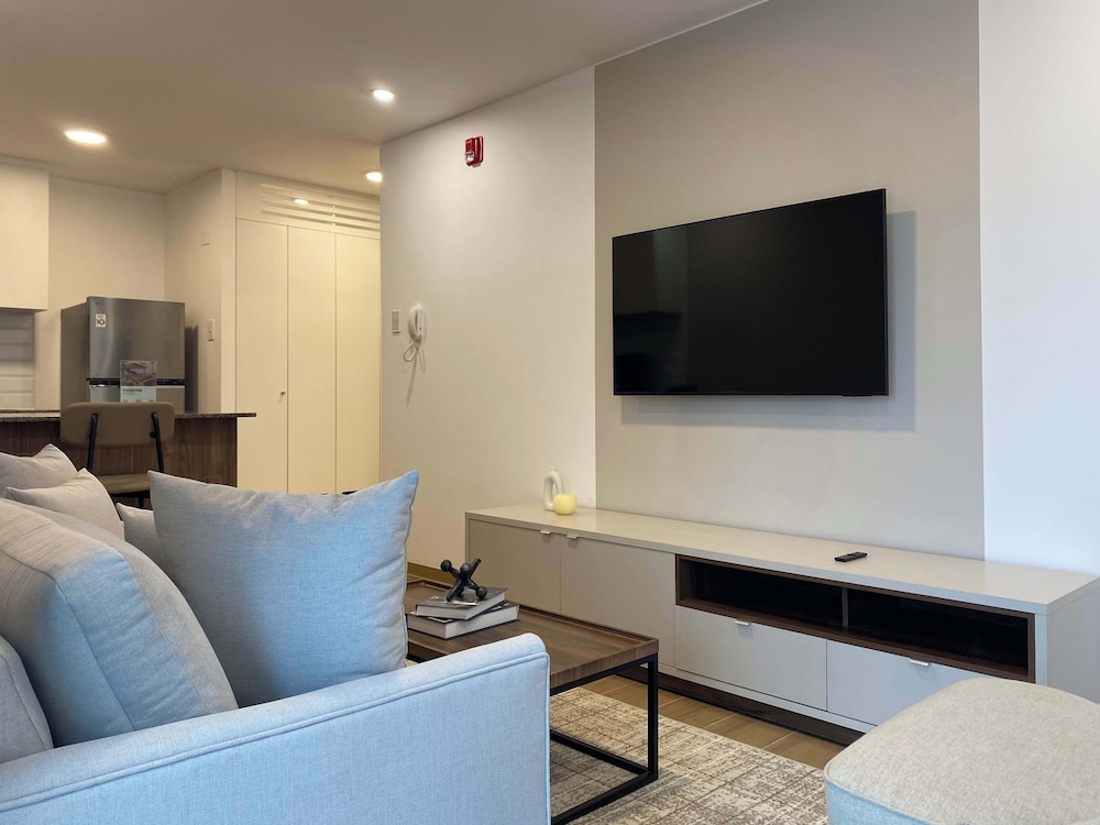 w Refined 1BR in the Heart of Miraflores