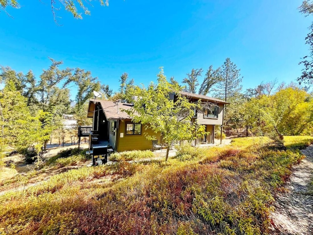 Modern Yosemite Cabin, 15min Bass Lake, Sleeps 8