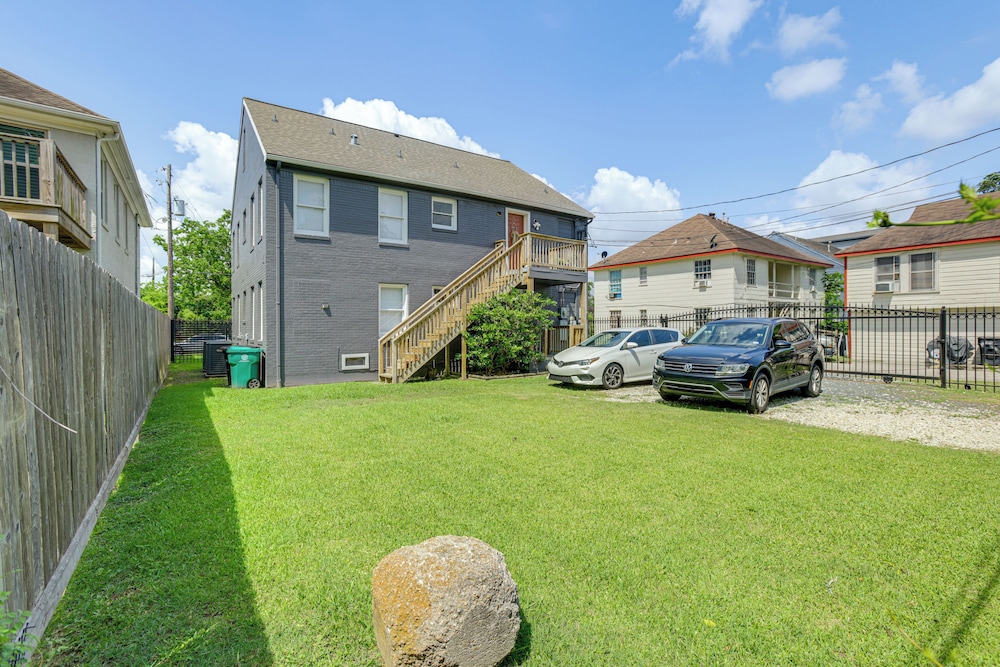 Condo 2 Mi to Houston Zoo & Museum District!