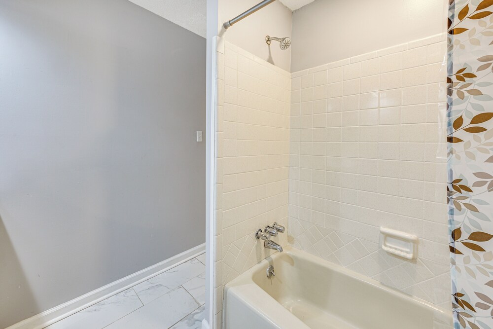 11 Mi to Dtwn Birmingham: Home w / Pool Table!