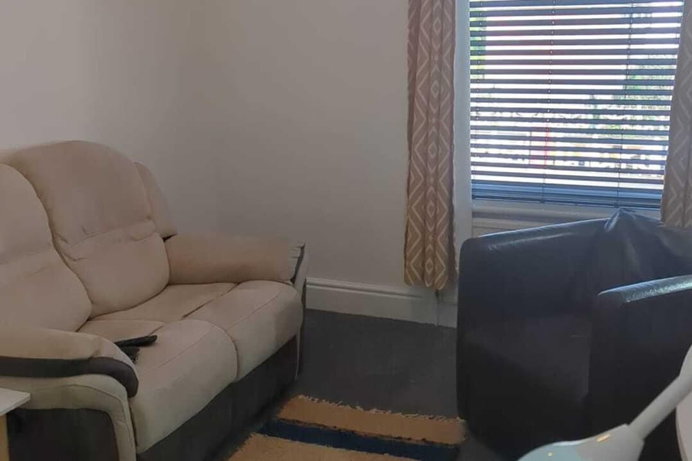 2 Bed-sleeps 3-free Parking-5 Min To Beach