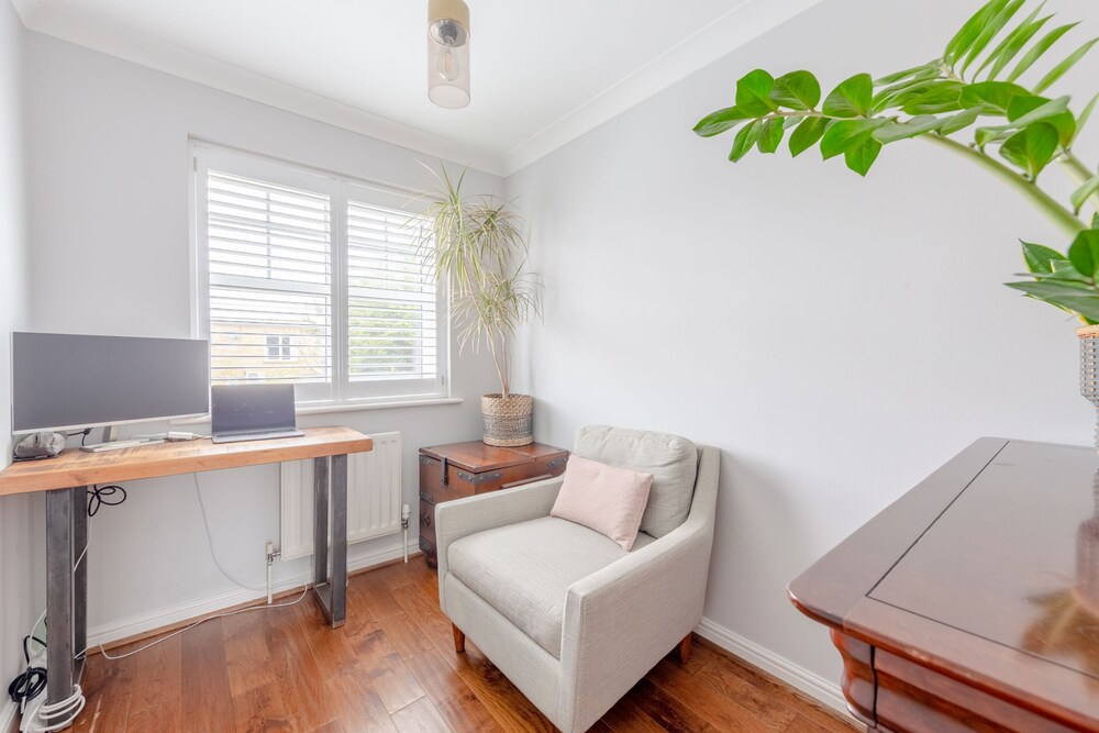 Serene and Spacious 2 Bedroom House in South Wimbledon