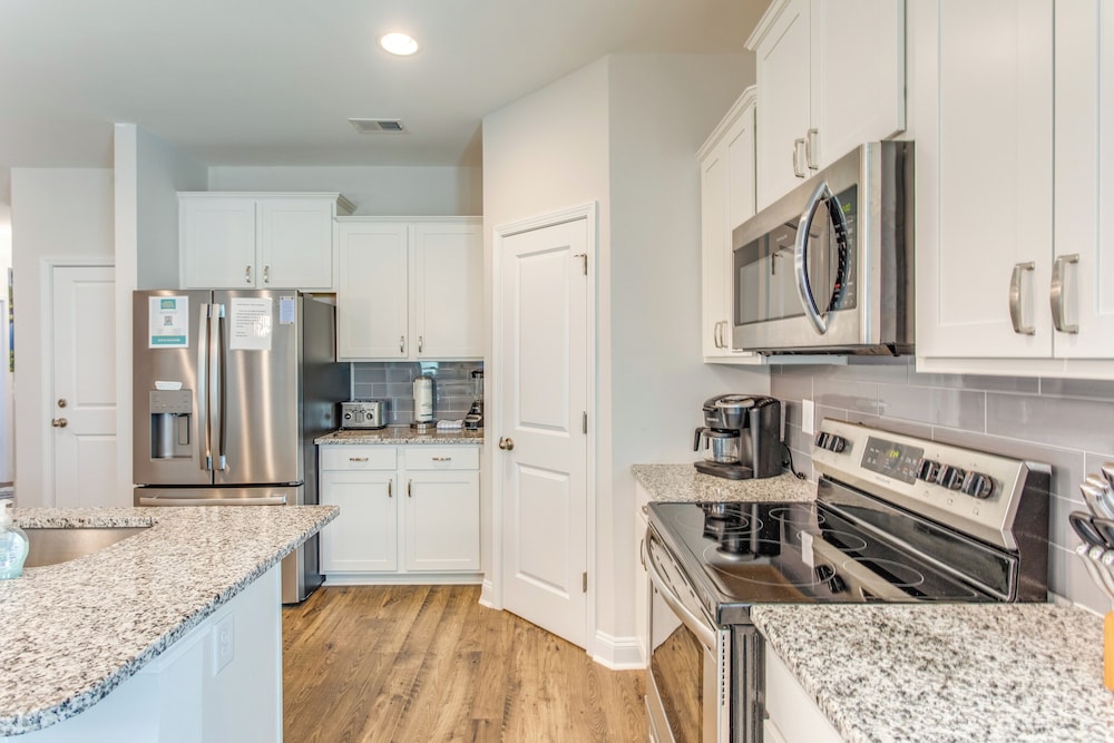 4 Mi to Beaches: Sleek Retreat in Ocean Isle Beach