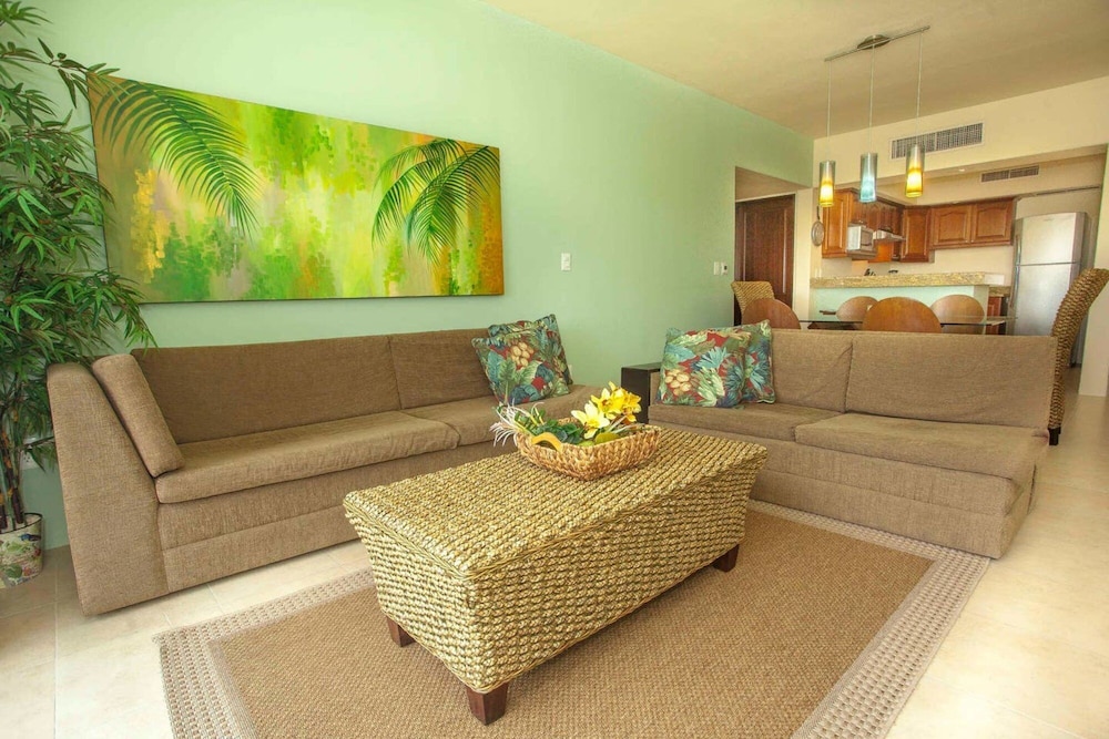Great 2BR Condo Steps to Beach w Pool Sleeps 8 view 3