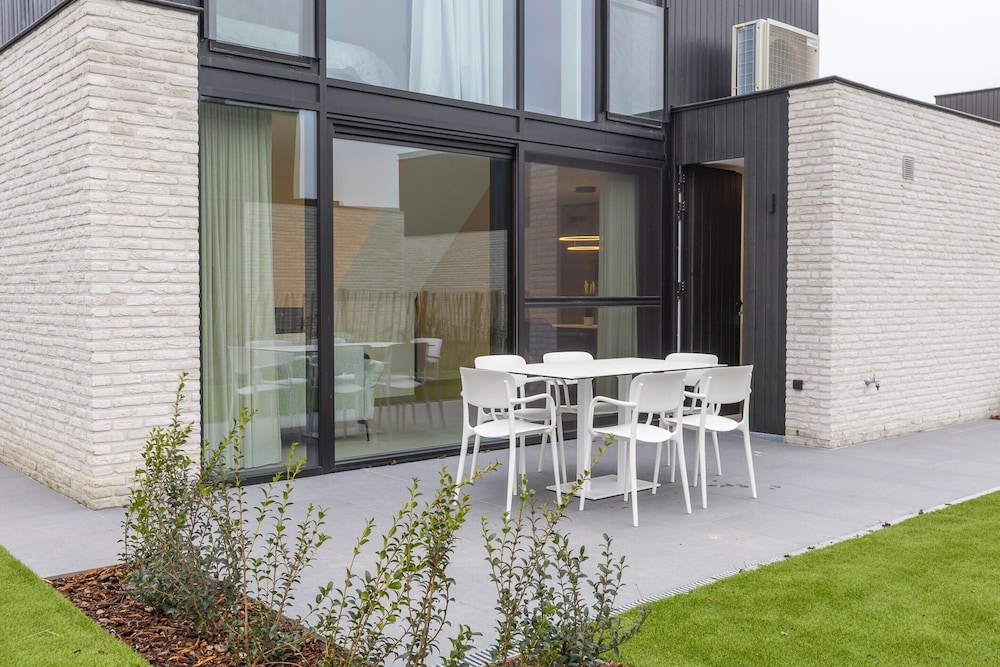 Newly Built Holiday Home for 6 People by the sea