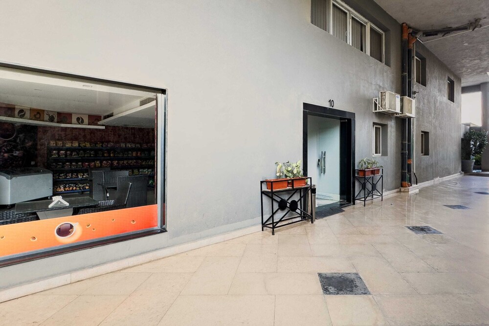 Fresh & Fabulous 2bdr - 5 min to Airport