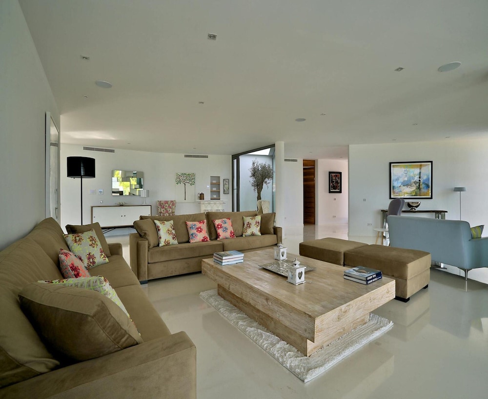 Modern Holiday Home With Vast Terracing