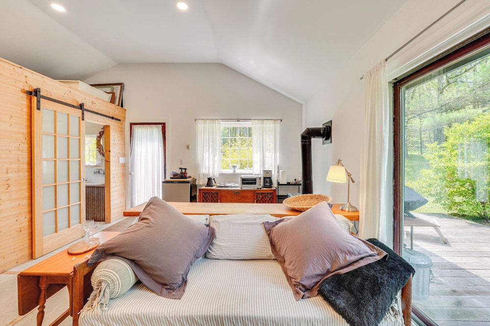 Highland 1850s Studio Barn on Sprawling 4.5 Acres!