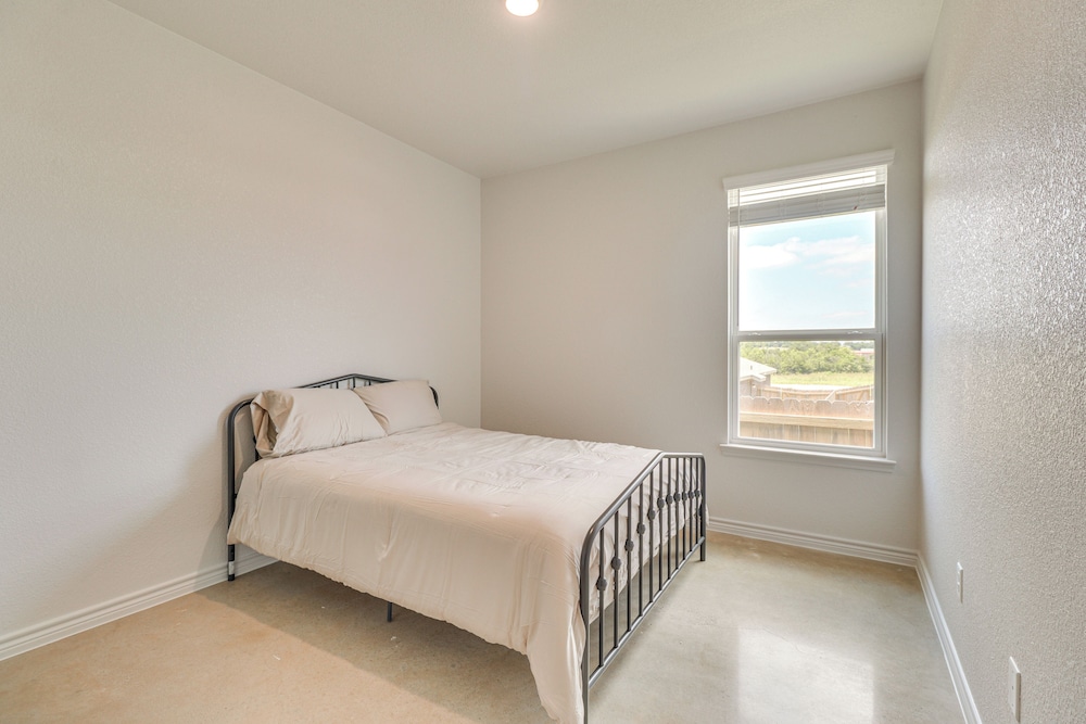 2 Mi to Dtwn Dining! Pet-friendly Temple Townhome