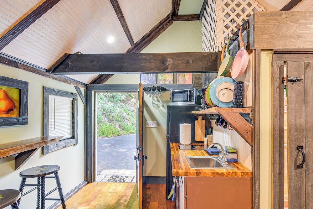 Creekside Milford Studio w/ Gas Grill + Mtn Views!