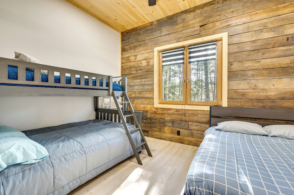 Porch & 1-acre Yard: White Mountains Hideaway