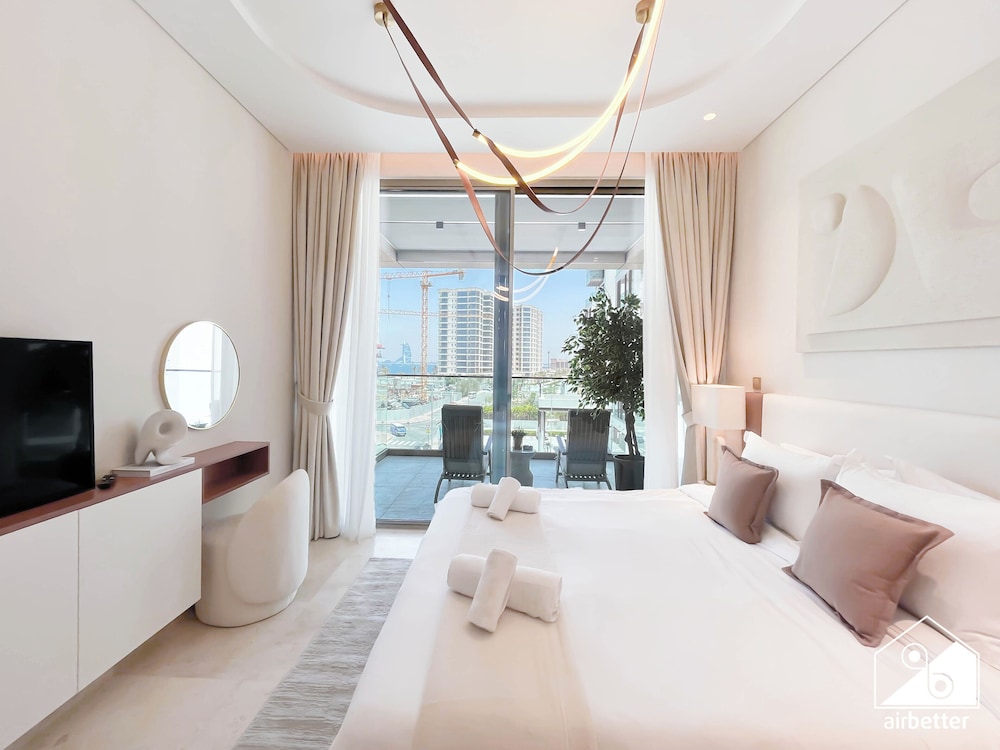 Luxury Beachfront 1BR on Palm Jumeirah & Balcony