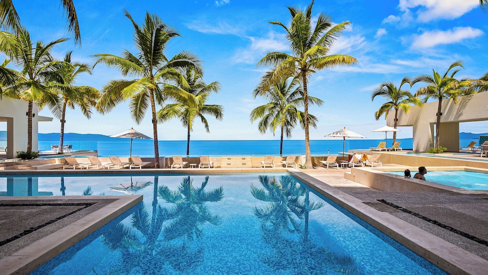 3BR with Private Pool on the Ocean