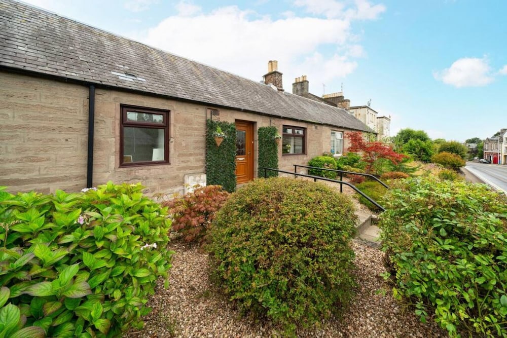 Heatherwood Cottage - Central Scone view 5