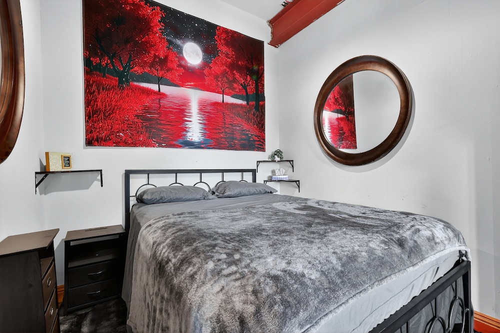 Beautiful 'rose Themed' Loft Near Downtown Detroit 1 Bedroom Apts