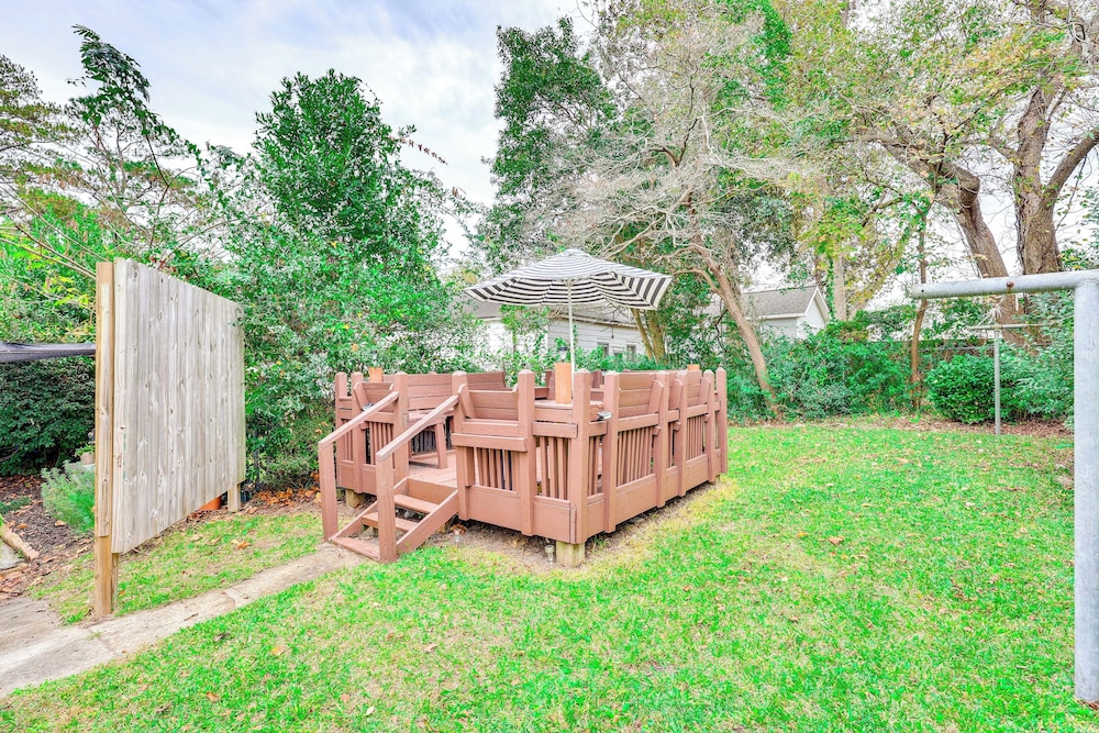 1 Mi to Dtwn Wilmington: Quiet Cottage w/ Deck