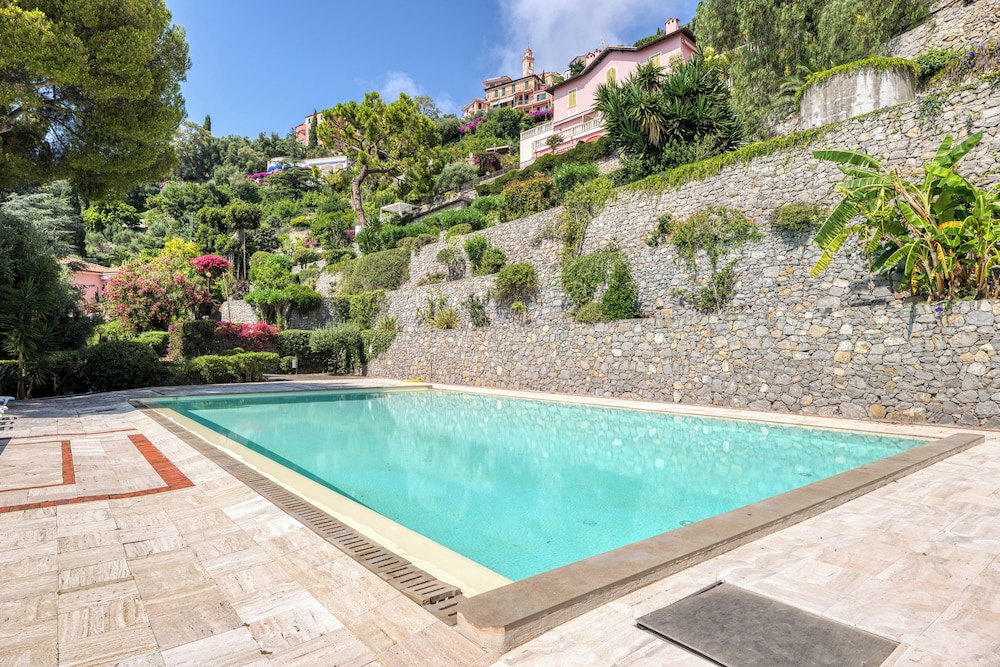 Hanbury Apt Pool And Sea