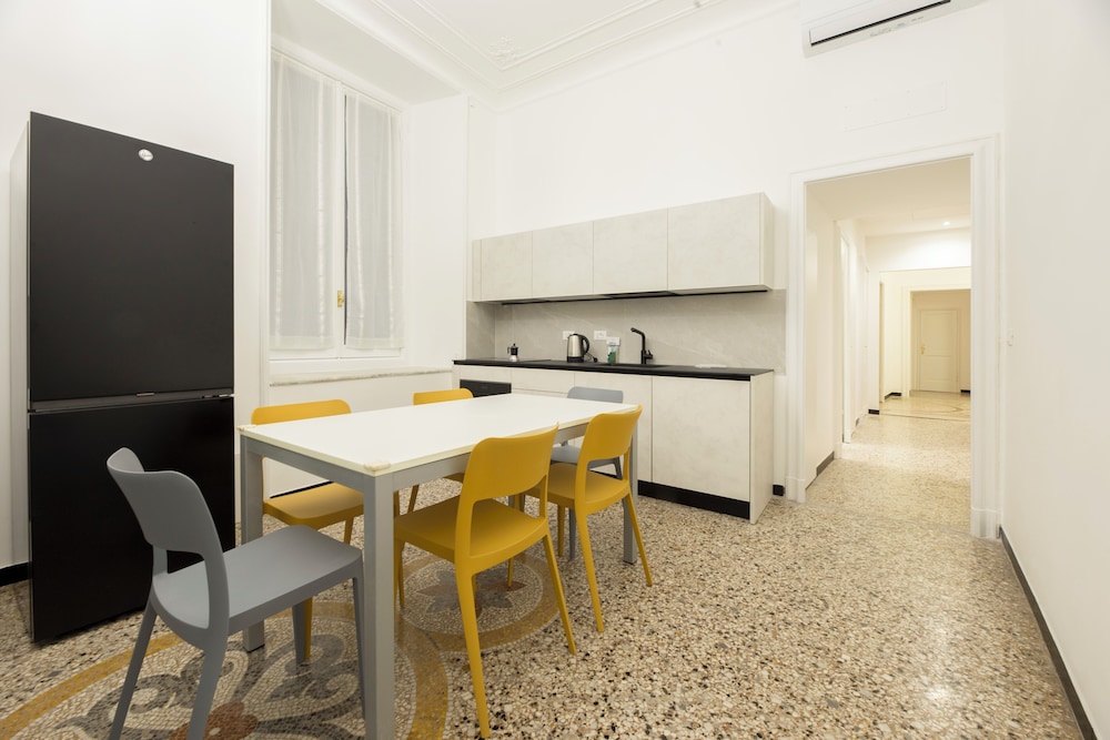 Airy 5BR Flat with Balcony - Old Town