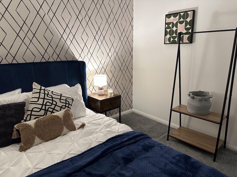Convenient 3 bd House Salford 7 Guests view 4