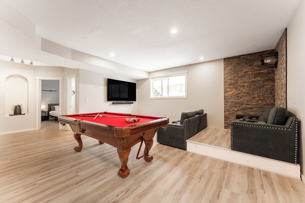 Hinton Vacations - 5Br Private Pool Hot Tub Pool Table - Property Image 1