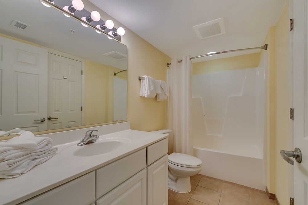 Malibu Pointe by Condo-World