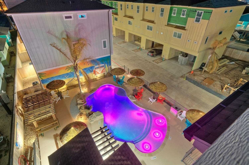 Sleeps 33! 4 Condos, Walk to the Beach, Resort-style Pool, Endless Summer Resort