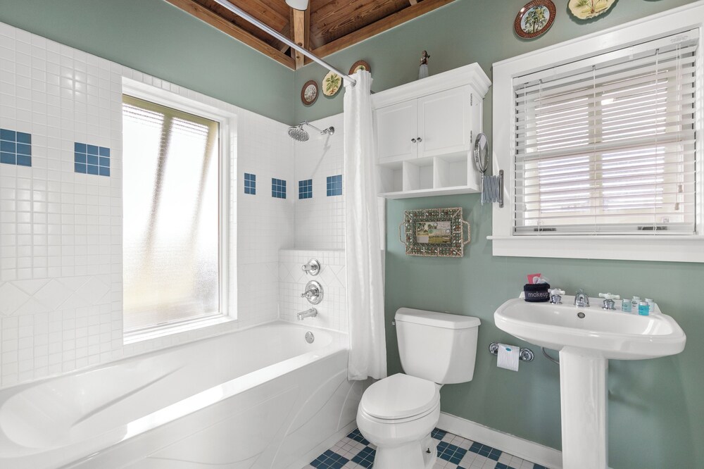 Seabatical! 3BR 2BA Coastal Retreat for 8 Relax, Unwind, and Recharge