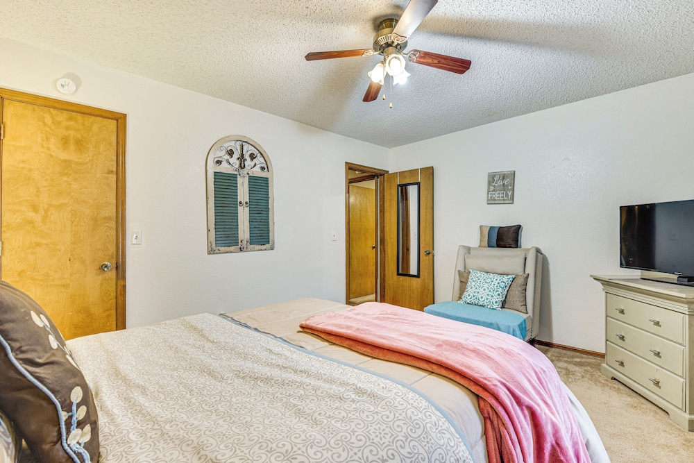3 Mi to Downtown Tulsa: Cozy Retreat!