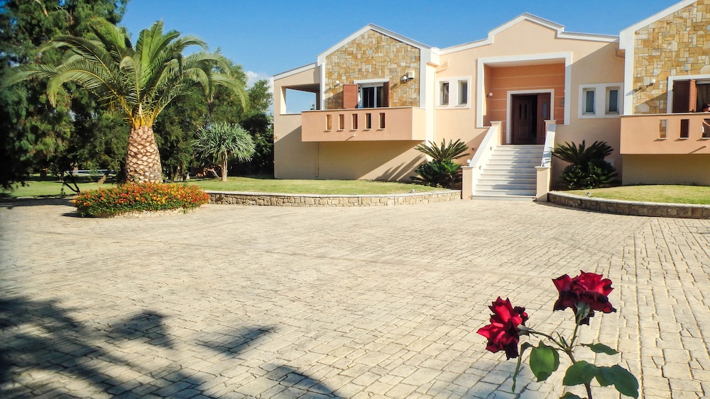 Leone Luxury Villas