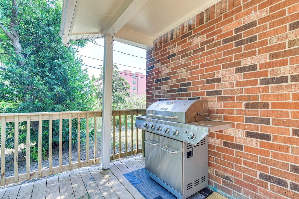 Walk to Beach: Galveston Getaway w/ Deck!