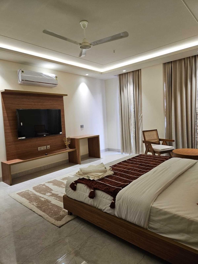 Hotel Dwellr