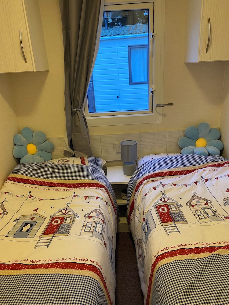 Immaculate 3-bed Caravan 10mins From Gt Yarmouth view 2
