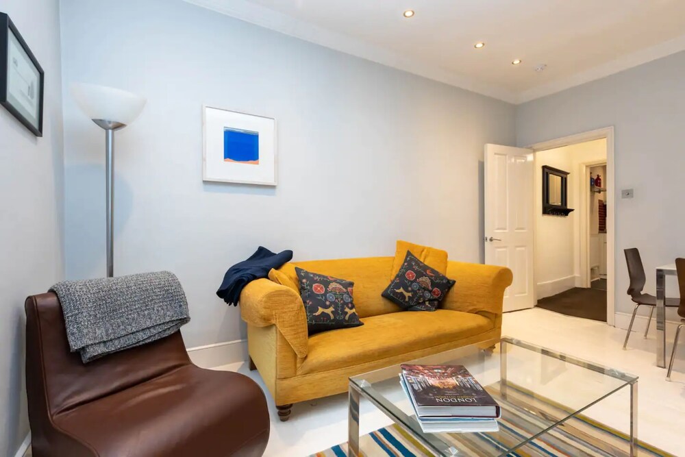 2 Bedroom 2 Bathroom Victorian Maisonette in Barbican