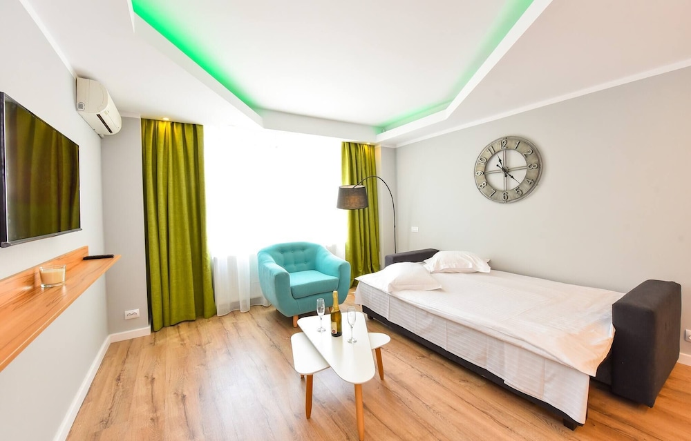 Twin I - One Bedroom - 4 Guests - Cismigiu Gardens view 2