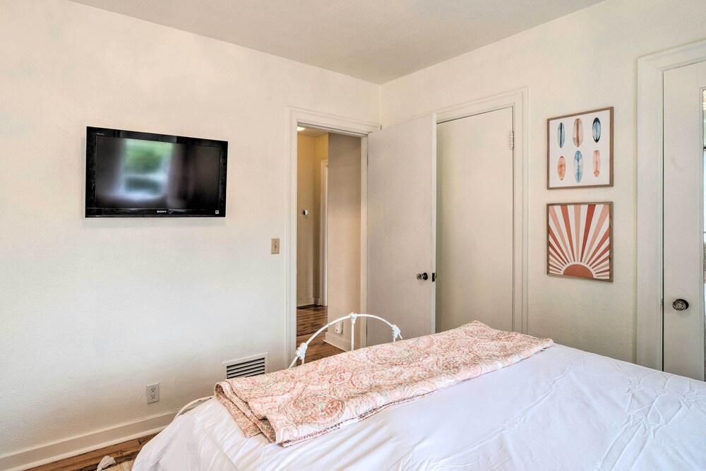 Seaside Cottage With Hot Tub: Walk to the Beaches! view 5