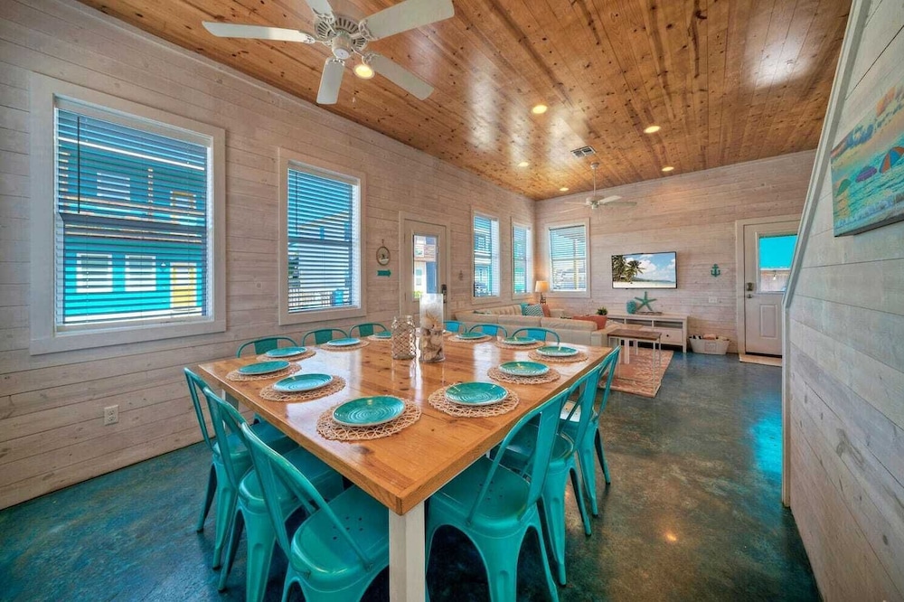 Sleeps 24, 2 Homes 2blocks to the Beach, Pool, Game Room, Patio w/ Outdoor Bar