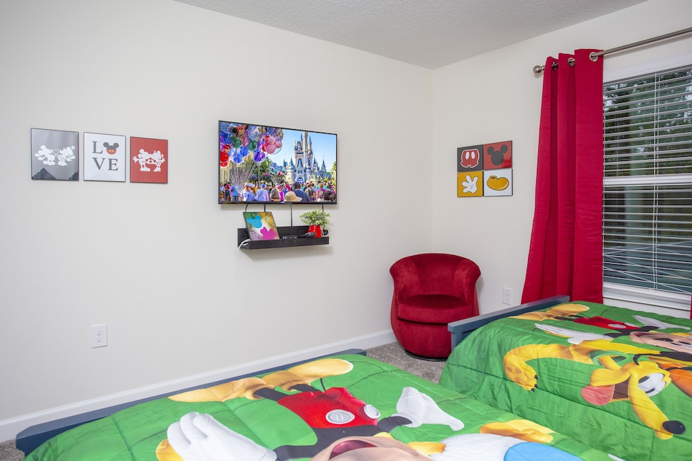 Marvelous 4 Bd w/ Pool Close to Disney 218