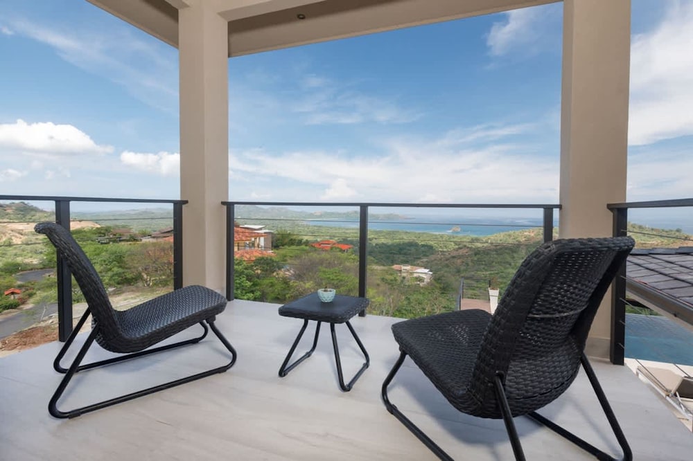 w Breathtaking 9BR Villa in Costa Rica