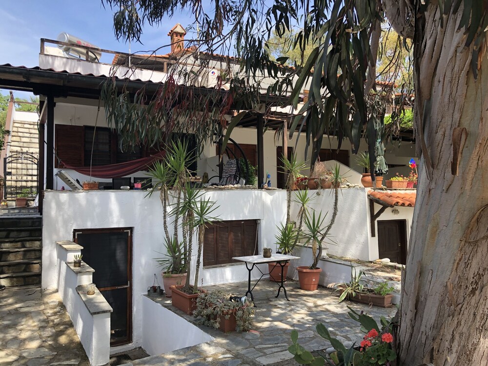 Agrelia House