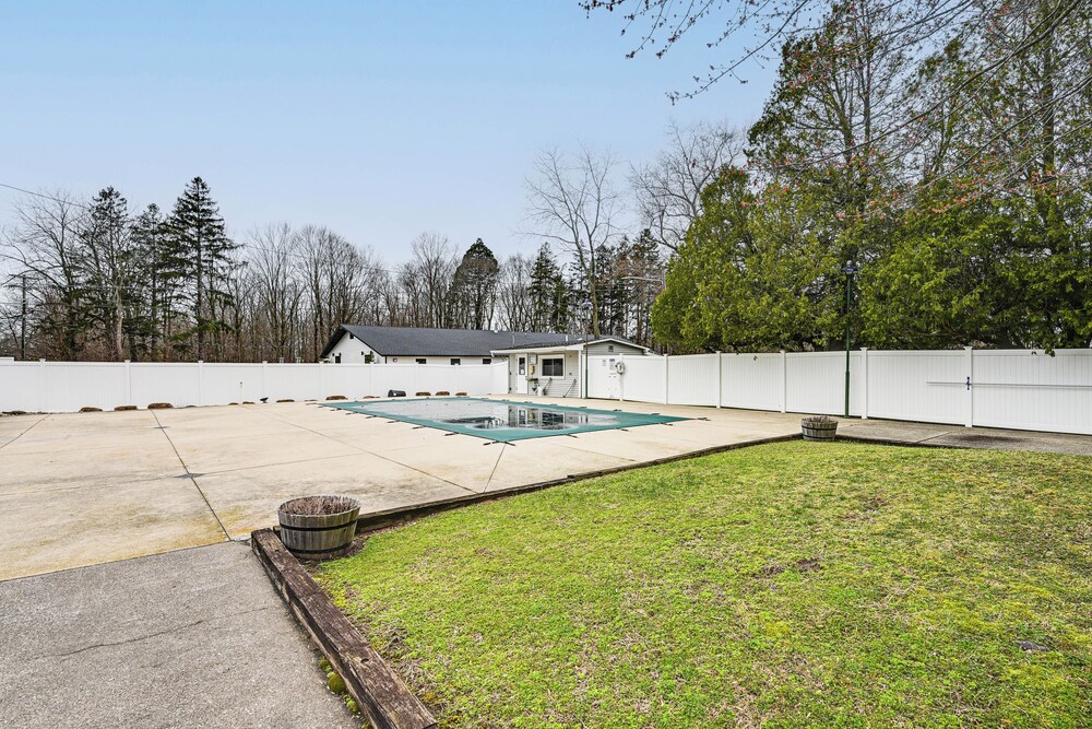 1/2 Mi to Beach & Lake Michigan: Condo w/ Pool!