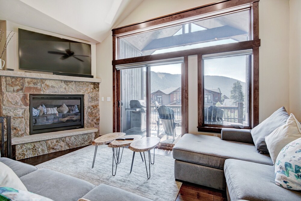 Luxury Home - Sleeps 10 - Fireplace & Mountain View 3 Bedroom Condo