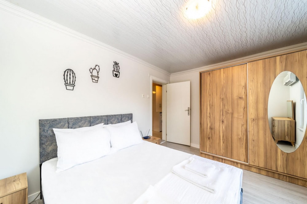 Villa With Private Pool Near Airport in Muratpasa