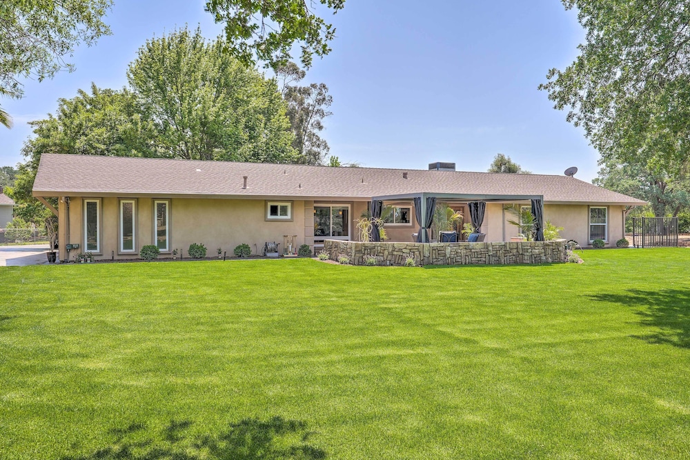 Luxe Granite Bay Home w/ Hot Tub, Fire Pits! view 3